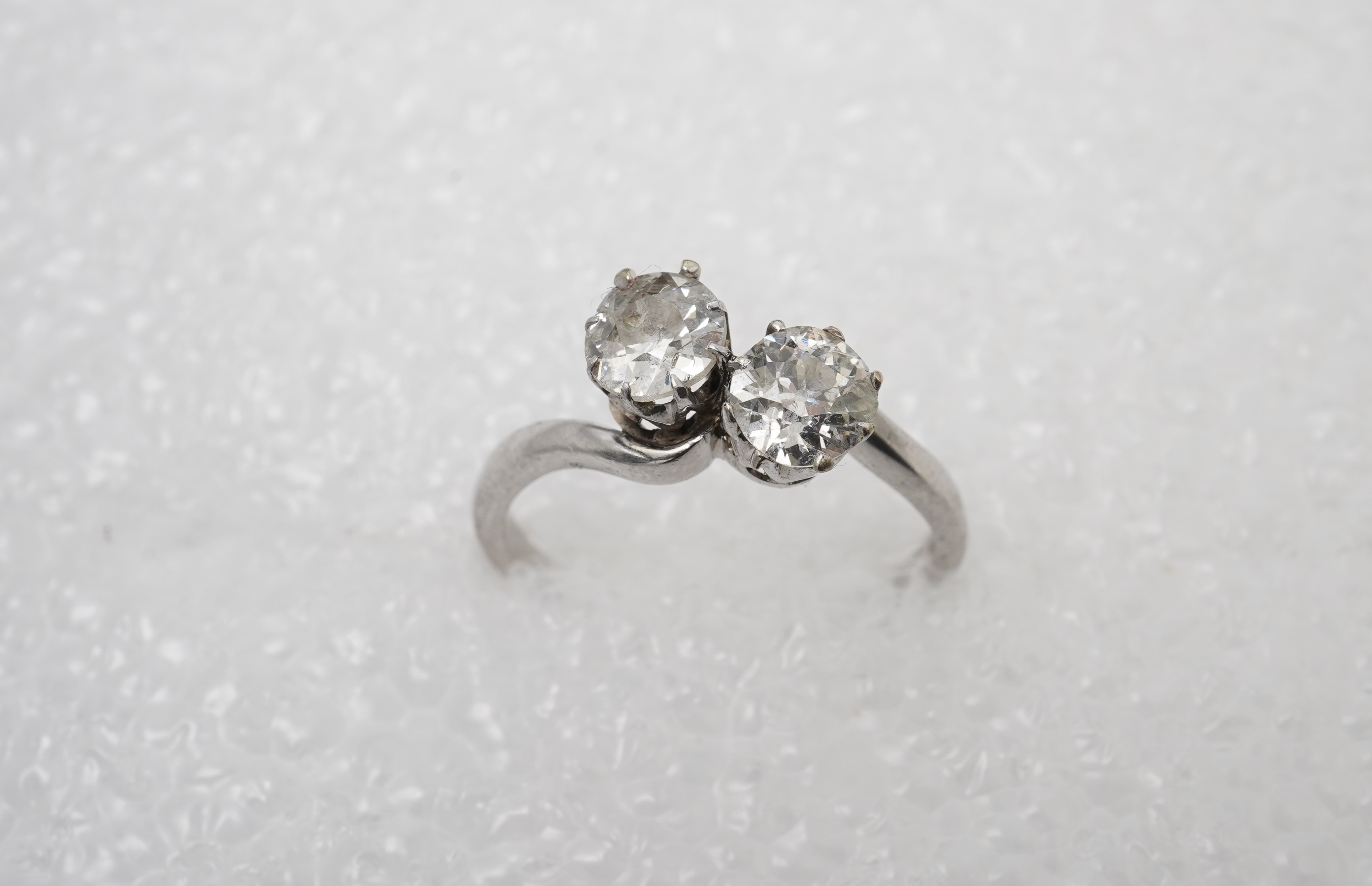 A diamond 'toi-et-moi' ring, early 20th century